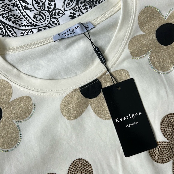 Everlynn Apparel Floral tee l NWT l Size M - Picture 2 of 3